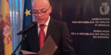 El embajador Vanni Xuereb se dirige a los invitados a la recepción con motivo de día de la independencia de Malta.
