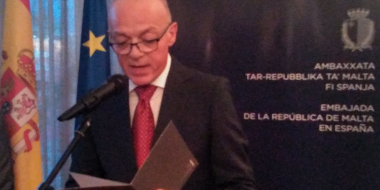 El embajador Vanni Xuereb se dirige a los invitados a la recepción con motivo de día de la independencia de Malta.