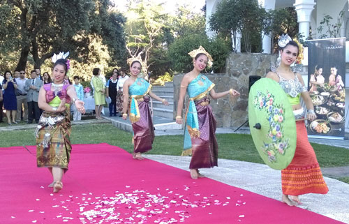 Velada de danzas tradicionales en la residencia de la embajadora de Tailandia