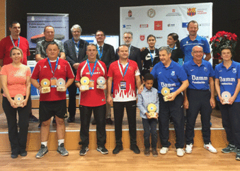 Diplomáticos y deportistas profesionales posaron al final con sus medallas.