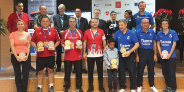 Diplomáticos y deportistas profesionales posaron al final con sus medallas.