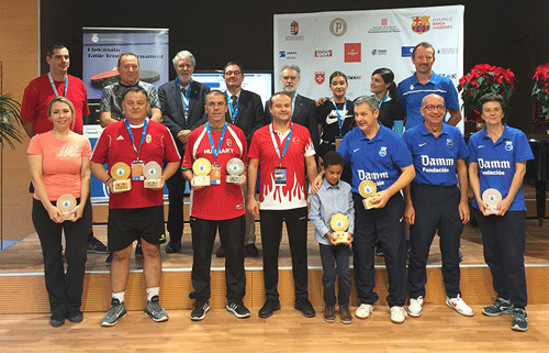 Diplomáticos y deportistas profesionales posaron al final con sus medallas.