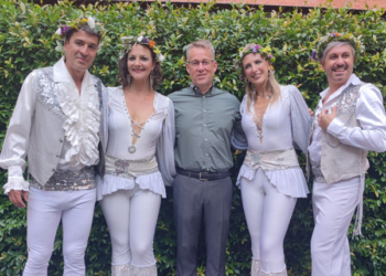 La música y la gastronomía suecas embellecen y alegran la Fiesta Midsommar