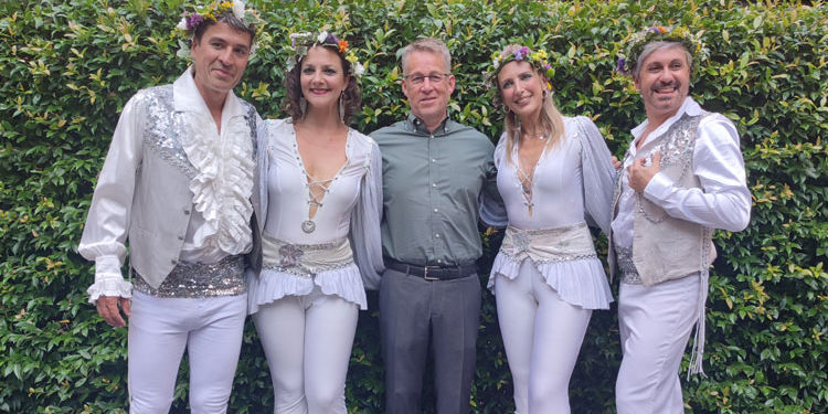 La música y la gastronomía suecas embellecen y alegran la Fiesta Midsommar