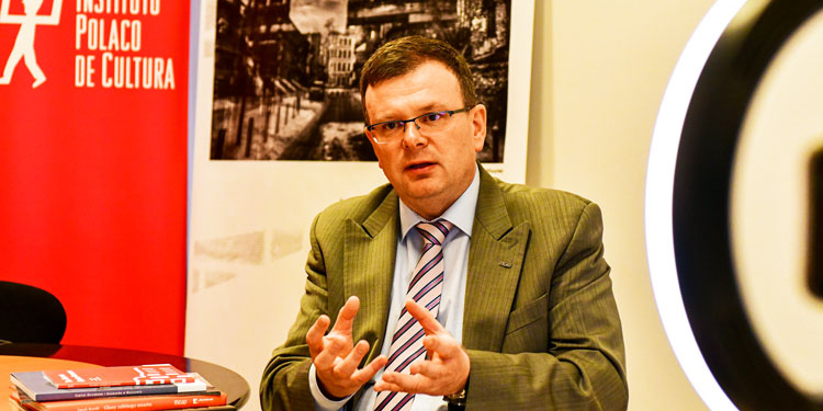 “Lo más importante es la educación, el mal anda en silencio”