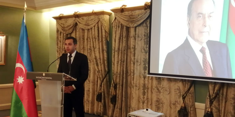 La Embajada de Azerbaiyán conmemora al líder nacional Heydar Aliyev