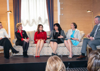 Liderazgo y diplomacia de la mujer con embajadoras como protagonistas