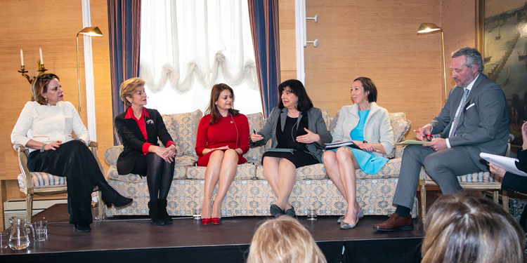 Liderazgo y diplomacia de la mujer con embajadoras como protagonistas
