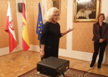 La Embajada de Polonia exhibe un año más su ‘pecaminosa’ manzana