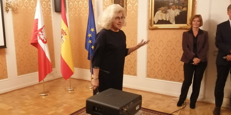 La Embajada de Polonia exhibe un año más su ‘pecaminosa’ manzana