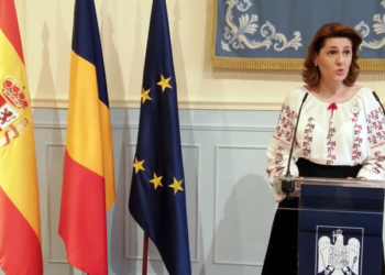 Exposición de vestimentas tradicionales y alfombras rumanas