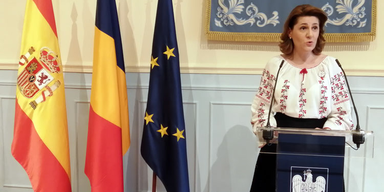 Exposición de vestimentas tradicionales y alfombras rumanas