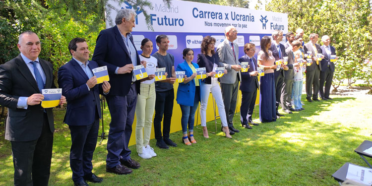 Las autoridades ucranianas, municipales y los patrocinadores posan al final de la presentación./ Fotos: JDL