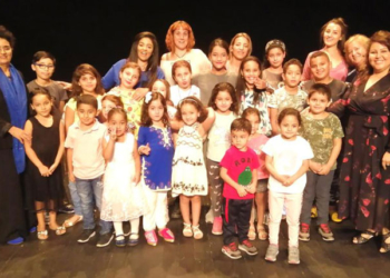 La asociación al Rokno al árabe lleva la alegría a los niños