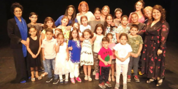 La asociación al Rokno al árabe lleva la alegría a los niños