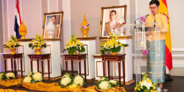 La encargada de negocios, Natenapa Kongsri, se dirige a los invitados. / Fotos: AC y A. Fernéndez