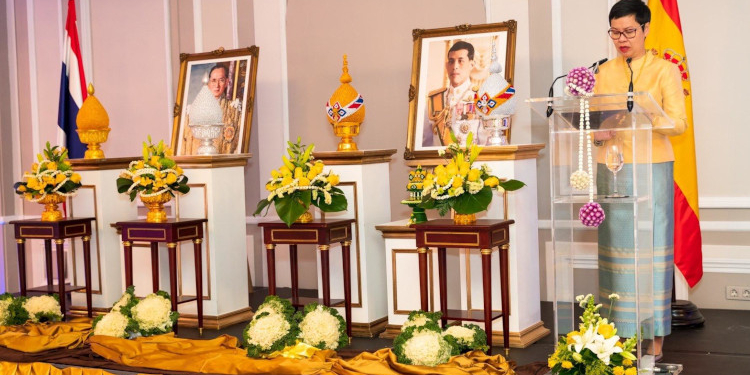 La encargada de negocios, Natenapa Kongsri, se dirige a los invitados. / Fotos: AC y A. Fernéndez