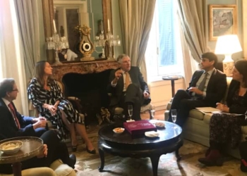 El embajador João Mira-Gomes, en el centro, junto a periodistas y miembros de la Embajada.
