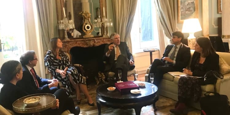 El embajador João Mira-Gomes, en el centro, junto a periodistas y miembros de la Embajada.