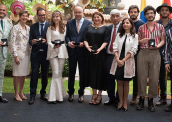 La Embajada de Colombia condecora a diez destacados colombianos en España