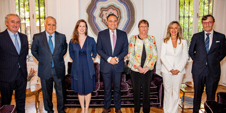 Colombia condecora a seis españoles por su contribución al país sudamericano