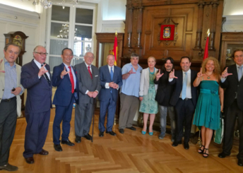 El disidente cubano Eduardo Cardet recibe el Premio Paz y Cooperación