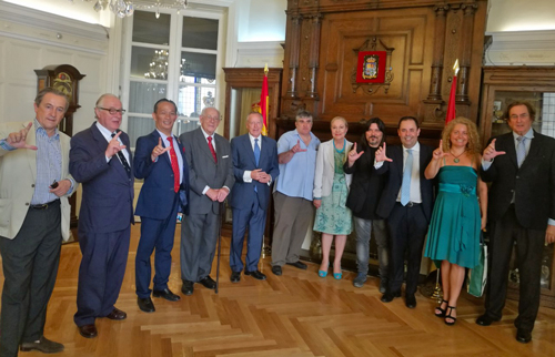 El disidente cubano Eduardo Cardet recibe el Premio Paz y Cooperación