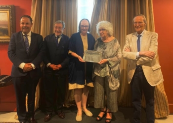 La galardonada posa con algunos de los miembros del jurado.