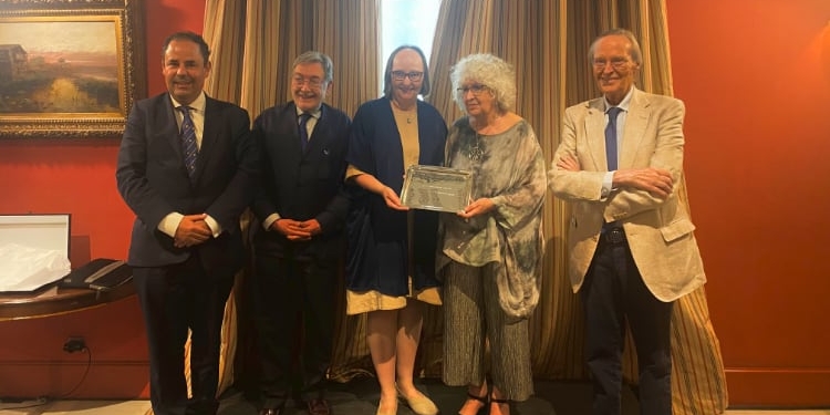 La galardonada posa con algunos de los miembros del jurado.