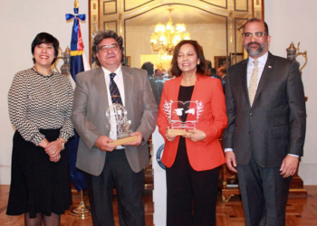 Los galardonados, en el centro, con el embajador y su esposa./ Foto: Cortesía de la Embajada de la República Dominicana.