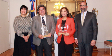 Los galardonados, en el centro, con el embajador y su esposa./ Foto: Cortesía de la Embajada de la República Dominicana.
