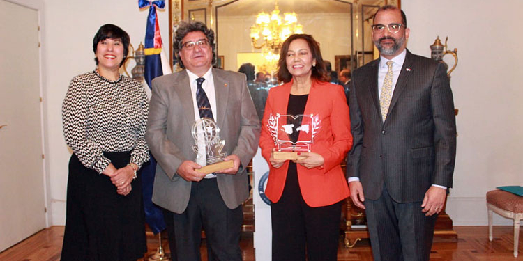 Los galardonados, en el centro, con el embajador y su esposa./ Foto: Cortesía de la Embajada de la República Dominicana.