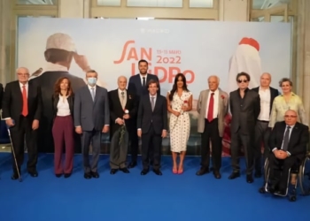 El embajador de Ucrania (cuarto desde la derecha) y todos los premiados, con el alcalde y la vicealcaldesa.