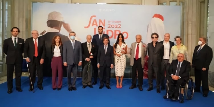 El embajador de Ucrania (cuarto desde la derecha) y todos los premiados, con el alcalde y la vicealcaldesa.