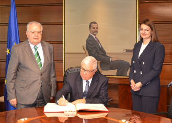 De izqda.. a dcha.: Juan José González Rivas, presidente del Tribunal Constitucional de España; Myron Nikolatos, Presidente del Tribunal Supremo de Chipre, y Koula Sophianou, embajadora de Chipre. /Foto: Embajada de Chipre.