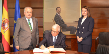 De izqda.. a dcha.: Juan José González Rivas, presidente del Tribunal Constitucional de España; Myron Nikolatos, Presidente del Tribunal Supremo de Chipre, y Koula Sophianou, embajadora de Chipre. /Foto: Embajada de Chipre.