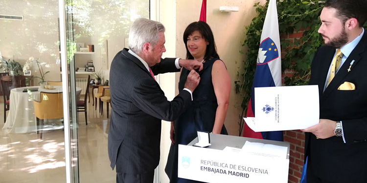 La embajadora de Eslovenia, condecorada por el Cuerpo de la Nobleza de Asturias