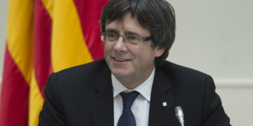 Puigdemont asegura a los cónsules en Barcelona que convocará el referéndum