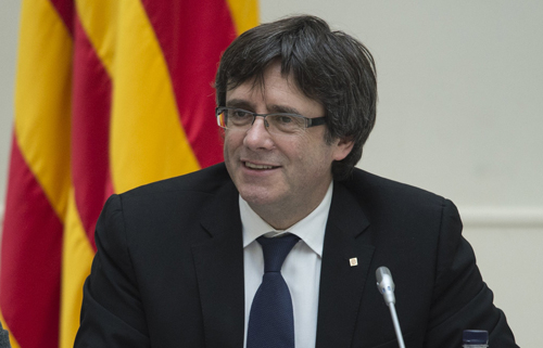 Puigdemont asegura a los cónsules en Barcelona que convocará el referéndum