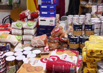 La colaboración con Cáritas se centra en el reparto de alimentos para los más vulnerables.