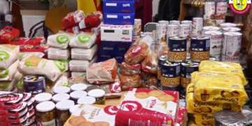 La colaboración con Cáritas se centra en el reparto de alimentos para los más vulnerables.