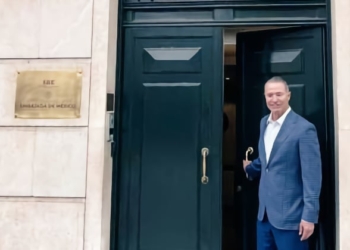 El embajador Quirino Ordaz, ayer ante la Embajada de México./ Foto: @EmbaMexEsp