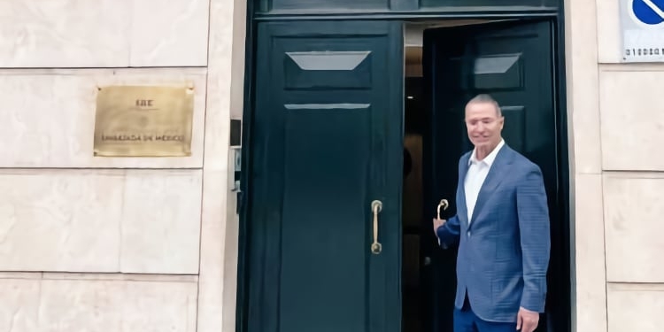 El embajador Quirino Ordaz, ayer ante la Embajada de México./ Foto: @EmbaMexEsp