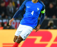 Raphaël Varane entrega los premios de fútbol en el Instituto Francés