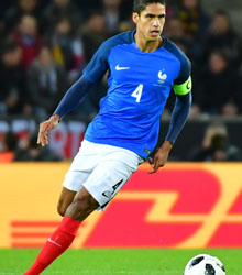 Raphaël Varane entrega los premios de fútbol en el Instituto Francés