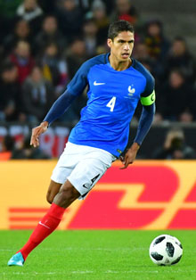 Raphaël Varane entrega los premios de fútbol en el Instituto Francés