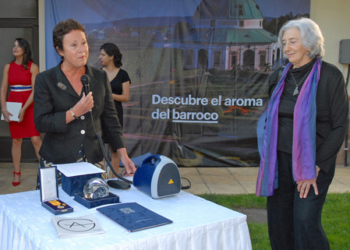 La embajadora checa entrega el Premio Gratias Agit a la académica Clara Janés