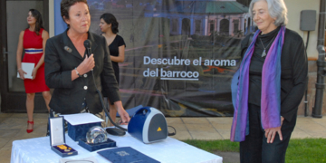 La embajadora checa entrega el Premio Gratias Agit a la académica Clara Janés