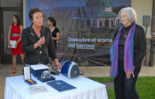 La embajadora checa entrega el Premio Gratias Agit a la académica Clara Janés