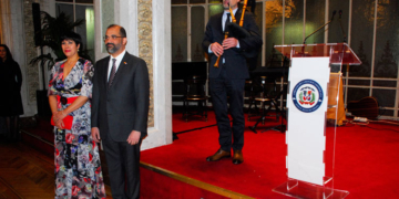 Un gaitero interpretó los himnos dominicano y español.